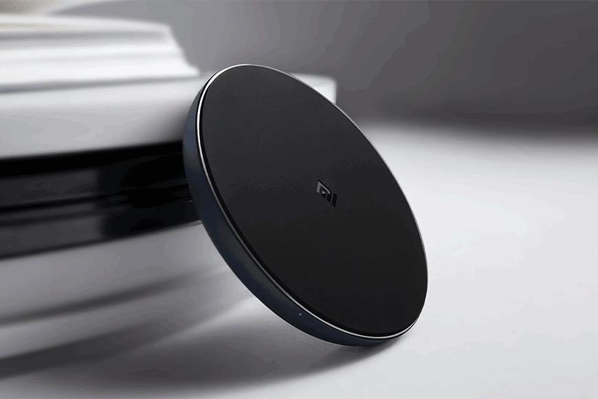 Смартфон на беспроводной зарядке Qi во время использования